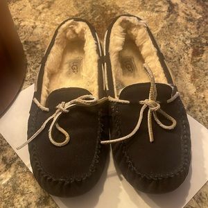 UGG Dakota size 8 Navy Blue slippers gently used